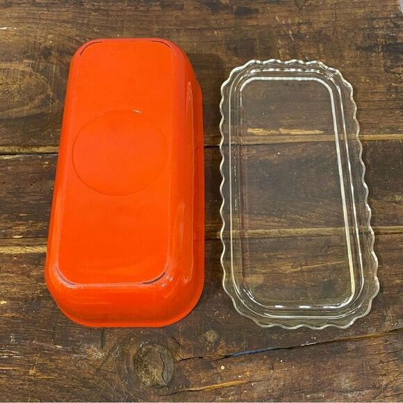 Jeanette Red Refrigerator Dish with Scalloped Lid. - Picture 4 of 5